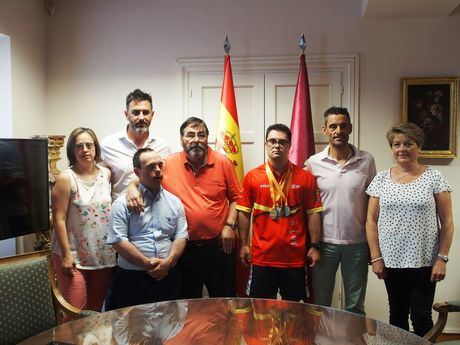 El Ayuntamiento felicita al nadador Francisco Pérez por las cinco medallas conseguidas en el campeonato de Europa para personas con síndrome de Down