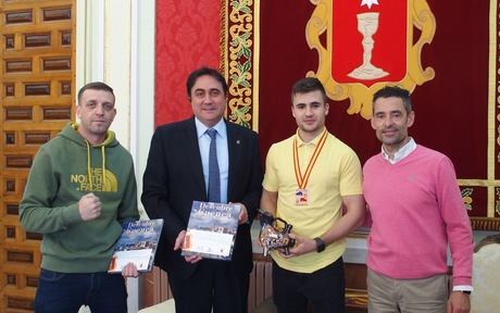 Mariscal reconoce el éxito del boxeador Juan Tovar, bronce del Campeonato de España de clubs
