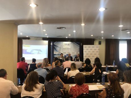 Medio centenar de empresarios asisten a la charla informativa sobre registro de jornada