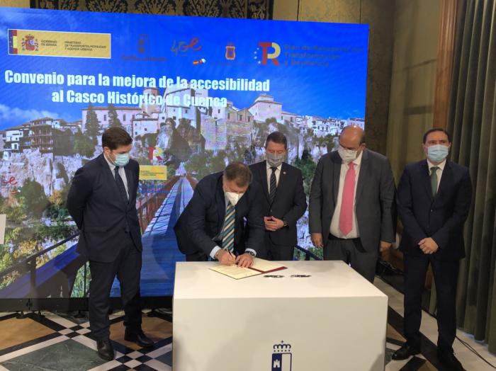 La firma del convenio para mejorar la accesibilidad al Casco Antiguo marca el “paso definitivo” hacia la construcción de los remontes mecánicos