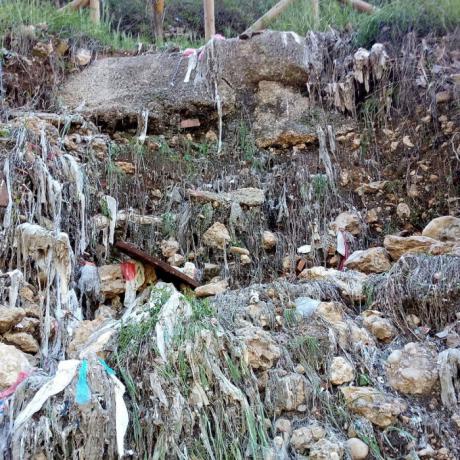 Denuncian nuevos residuos sanitarios junto al río Júcar a su paso por la capital