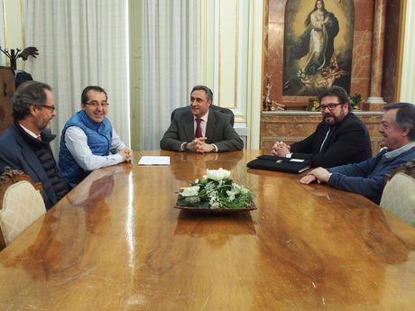 El Ayuntamiento colaborará en los actos conmemorativos del 75 aniversario de la talla del Cristo Yacente