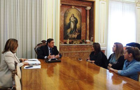 El alcalde pide a la Junta de Comunidades que suscriba cuanto antes el convenio para la reparación de la pista deportiva que usan los alumnos del Colegio Federico Muelas