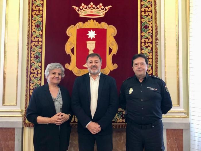 El alcalde y el nuevo comisario de Policía Nacional destacan la importancia de la colaboración entre ambas instituciones