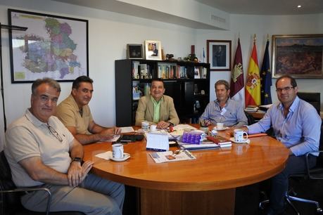 El consejero de Agricultura recibe a los responsables de la cooperativa “Nuestra Señora de Rus” de San Clemente