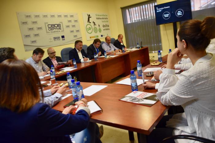 Dolz se compromete a reestructurar el suelo industrial de Cuenca y promocionarlo a precios en las principales ferias del sector