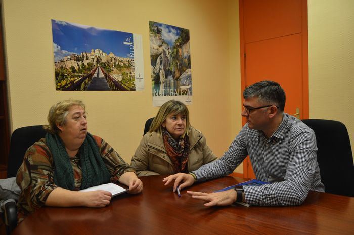 Godoy informa a la Asociación de Vecinos de Las Quinientas de las gestiones realizadas para solicitar al Ayuntamiento la cesión de las antiguas Escuela de Astrana Marín