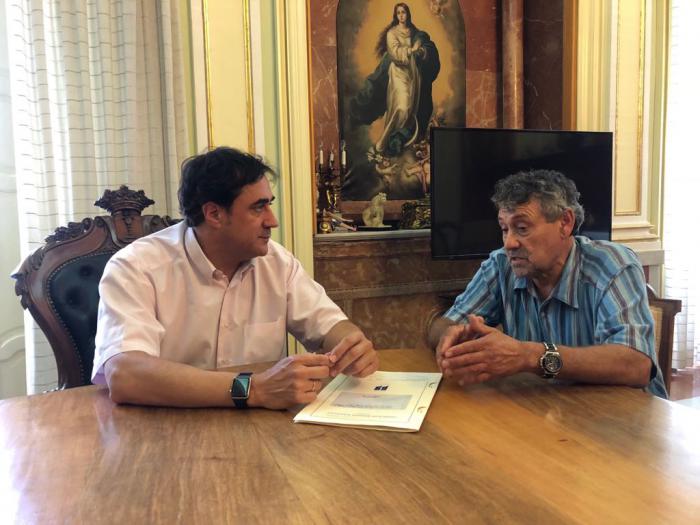 Mariscal ratifica ante el nuevo presidente de la asociación de vecinos Villa Román que trabaja para resolver definitivamente un problema de décadas