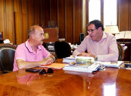 Prieto repasa con Chamón las distintas actuaciones de la Diputación de Cuenca en Fuentenava de Jábaga