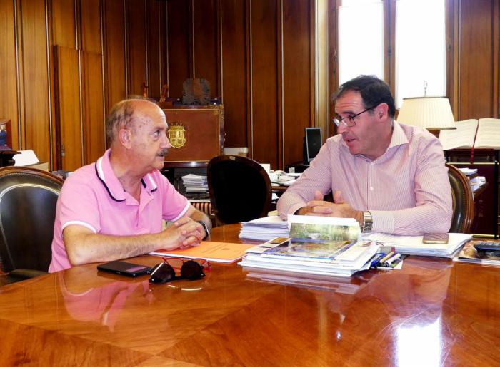 Prieto repasa con Chamón las distintas actuaciones de la Diputación de Cuenca en Fuentenava de Jábaga