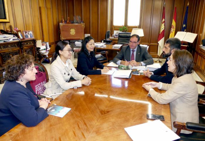 Prieto recibe a la directora del centro de negocios Shanghái I&C Foreing Languages School en su primera visita a España