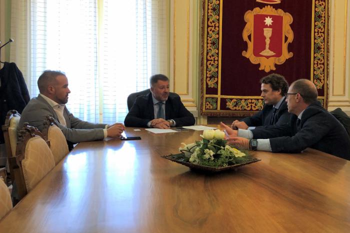 La Confederación de Empresarios presenta una potencial inversión en el Ayuntamiento de Cuenca
