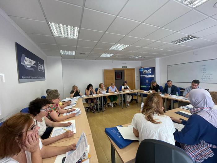 Invierte en Cuenca y AMEP estudian las opciones de ser empresarias de las alumnas del curso de textil de ACESANC