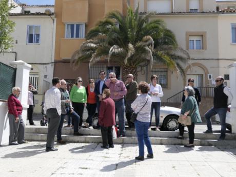 Mariscal conoce las propuestas de los vecinos sobre accesibilidad en la Plaza del Grupo Virgen de la Luz