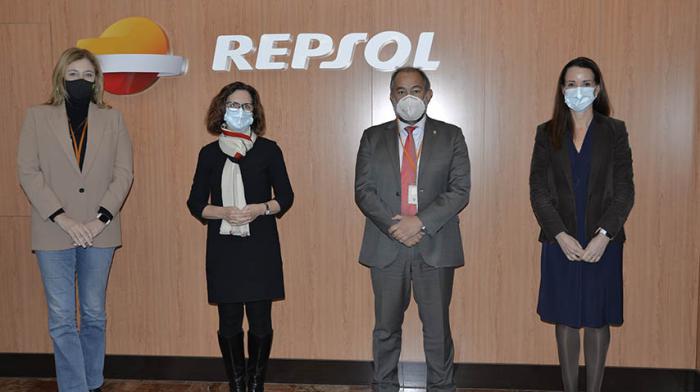 El rector de la UCLM y la directora del Complejo Industrial de Repsol en Puertollano estudian nuevas vías de colaboración