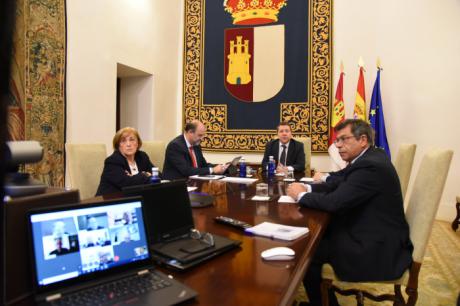 El presidente de Castilla-La Mancha se reúne por videoconferencia con los diferentes obispos de las diócesis de la región