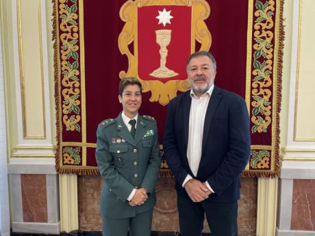 Dolz recibe a la nueva jefa de la Comandancia de la Guardia Civil de Cuenca, María Jesús Pascual