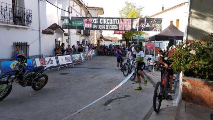 Lola Castellote y Santiago Madrona se imponen en el exigente trazado de la Marcha MTB Cañizares “Serranía Activa”