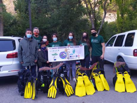 La Diputación colabora con el club de buceo APNEA en la limpieza del fondo del río Júcar durante este fin de semana