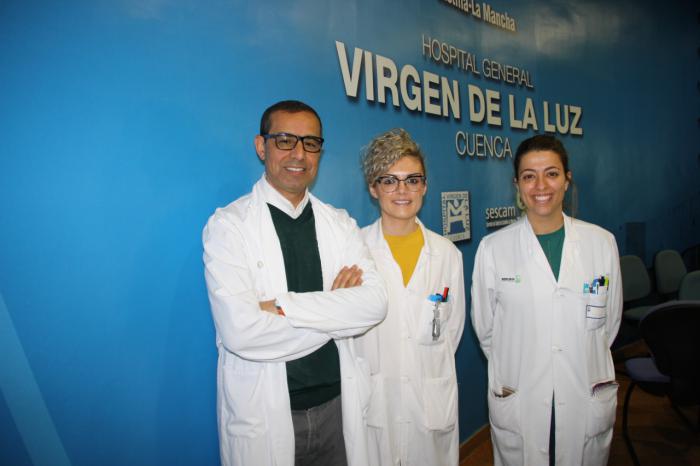  El doctor Mubbarack Alramadan, facultativo del Servicio de Endocrinología, junto con las doctoras Aida González y Rosario Jiménez, especialistas de Cirugía Vascular del Hospital Virgen de la Luz