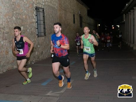 Alfonso Expósito y Rosario Gómez se imponen en la carrera nocturna de San Clemente donde participaron 330 corredores
