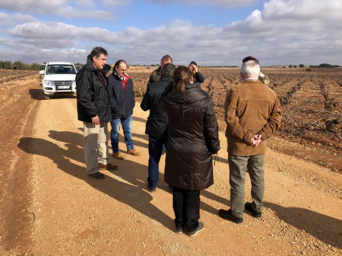 Junta y Diputación recepcionan las obras de mejora de siete caminos en Mota del Cuervo, Santa María de los Llanos y El Pedernoso