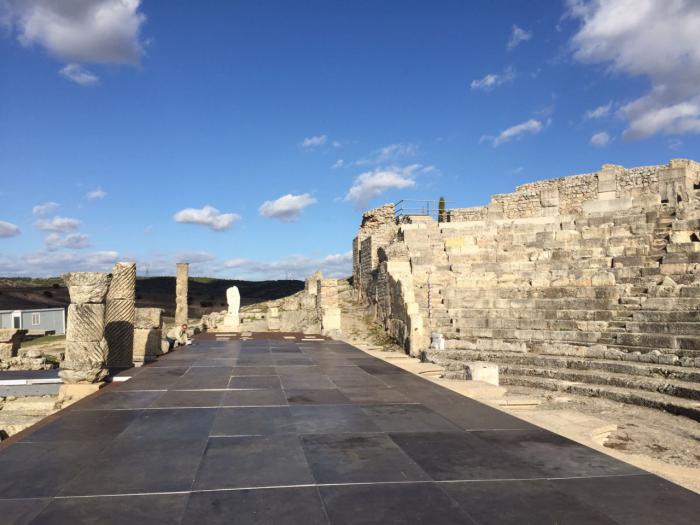 Se instala un escenario provisional para la celebración del Festival de Teatro Grecolatino en Segóbriga