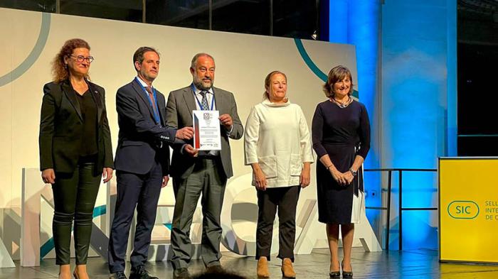 El rector de la UCLM recoge los sellos de calidad de la ANECA al Grado de Medicina y a la colección Arcadia