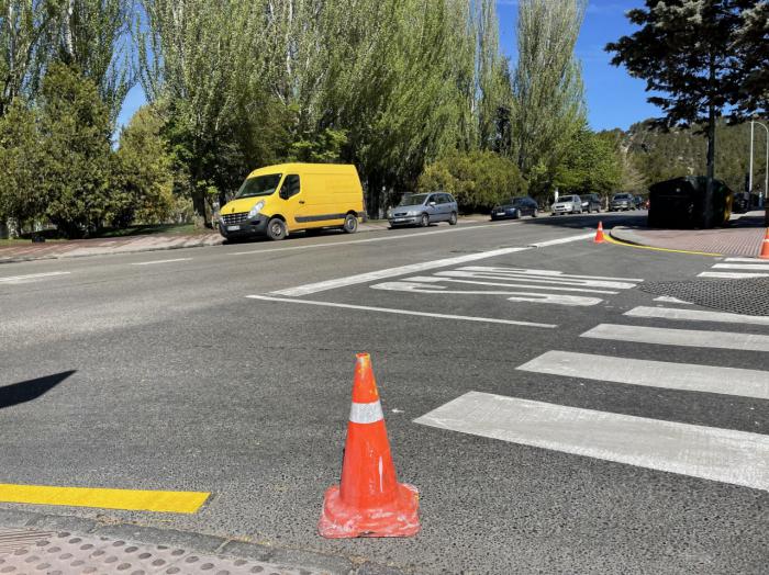 Avanzan los trabajos de repintado de la señalización vial por las avenidas de San Ignacio de Loyola y Los Alfares