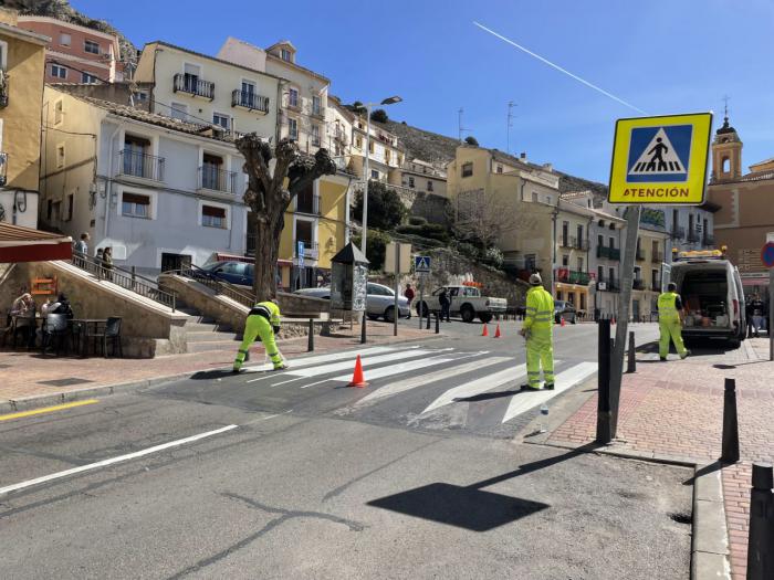 Avanzan los trabajos de repintado de la señalización vial por las avenidas de San Ignacio de Loyola y Los Alfares