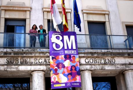 La fachada de la Subdelegación del Gobierno luce ya el cartel del Día Internacional de la Mujer
