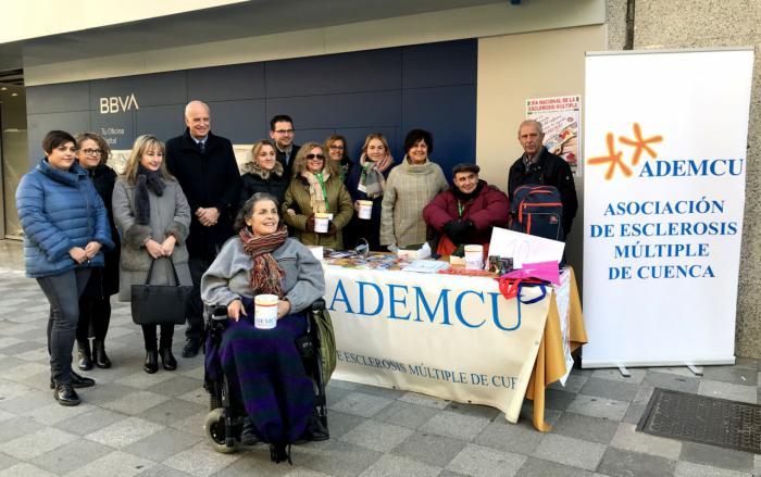 El subdelegado del Gobierno en Cuenca visita la mesa instalada por ADEMCU con motivo del Día Nacional de la Esclerosis Múltiple