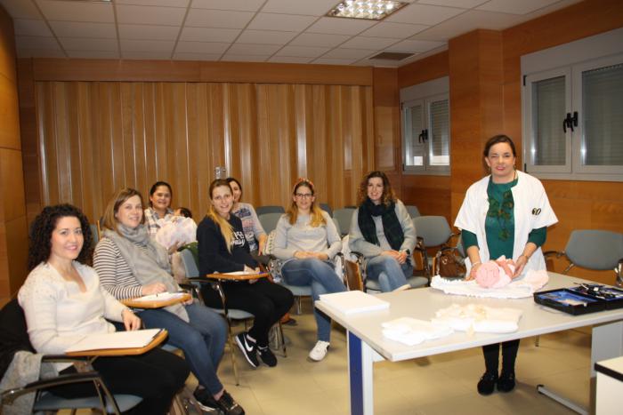 La Gerencia del Área Integrada de Cuenca organiza talleres de puericultura para orientar a los padres sobre los cuidados del bebé