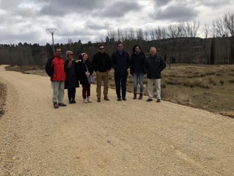 Junta y Diputación invierten 151.000 euros en la mejora de siete caminos en Cañete, La Huérguina, Salinas del Manzano y Tejadillos