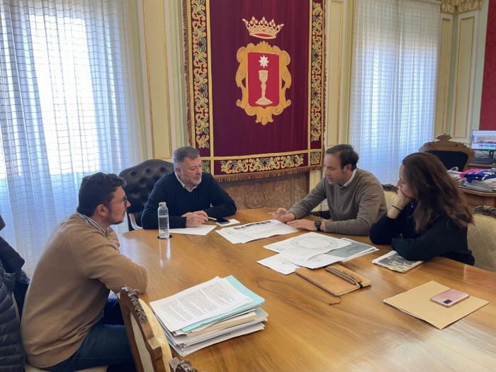 Dolz conoce los avances del proyecto para remodelar el templete del Parque de San Julián de la mano de sus responsables