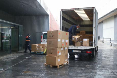 Castilla-La Mancha realiza un tercer envío con más de 1,4 millones de artículos de protección para los profesionales de los centros sanitarios de región
