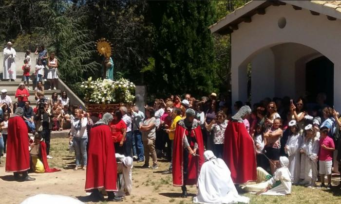 El Ayuntamiento de Tinajas apuesta por conservar y promocionar la representación de Moros y Cristianos