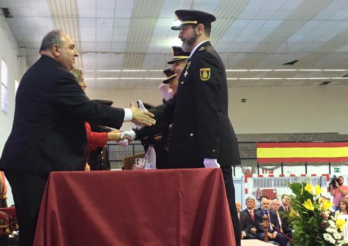 Tirado agradece a la Policía su trabajo diario para garantizar el cumplimiento de la ley, la Constitución y la unidad de España