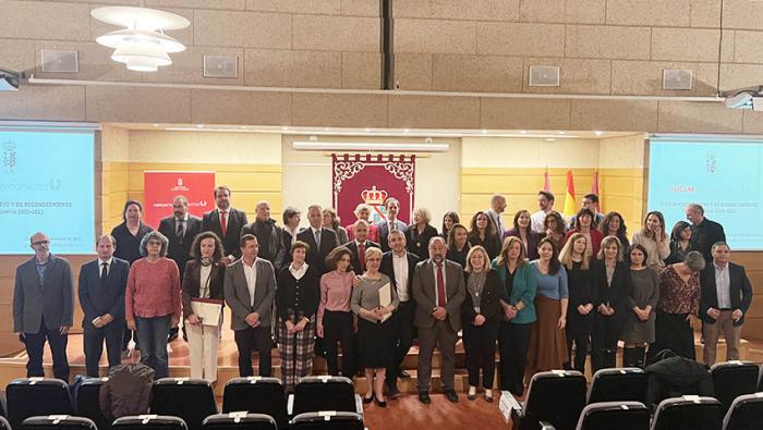 El Campus de Cuenca acoge el acto de toma de posesión de nuevo profesorado y de reconocimiento al personal con 25 años de servicio