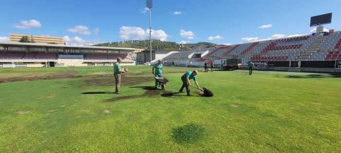 Comienzan los trabajos de resembrado del césped de la Fuensanta