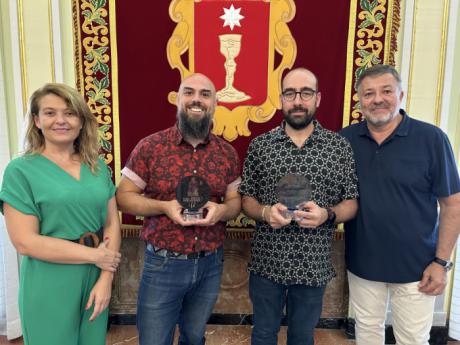 El alcalde y la concejala de Deportes entregan un ejemplar de los trofeos de San Julián 2022 y 2023 a los cartelistas de estas fiestas
