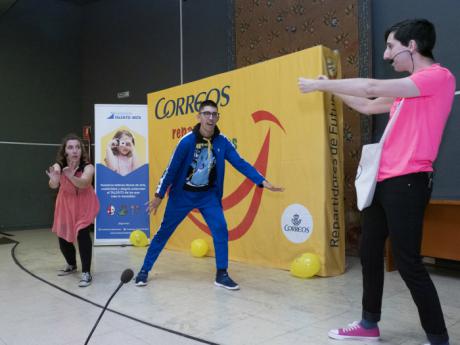 El Centro Cultural Aguirre acoge la penúltima fiesta del programa ‘Correos reparte sonrisas’ que recorre 23 ciudades españolas