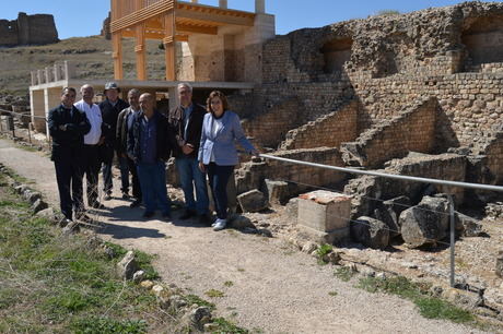 Patricia Franco conoce los trabajos realizados por la escuela taller de Valeria en el yacimiento arqueológico de la localidad