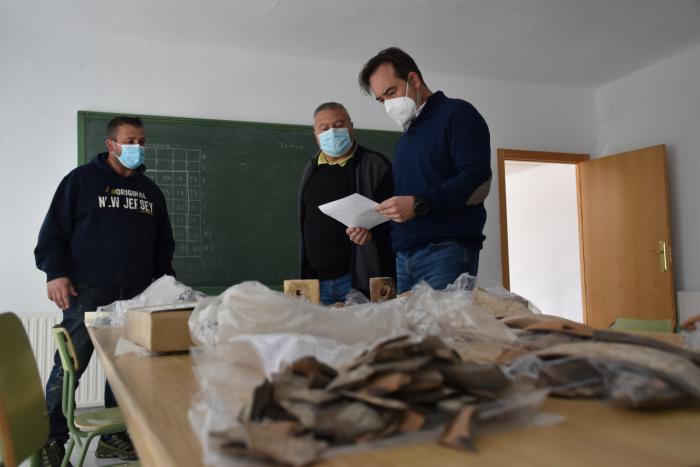 Las ánforas descubiertas en el yacimiento Fuente de la Mota de Barchín del Hoyo serán restauradas por la Diputación