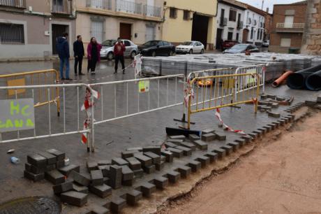 La Diputación colabora con el Ayuntamiento de Fuente de Pedro Naharro en la pavimentación de la plaza