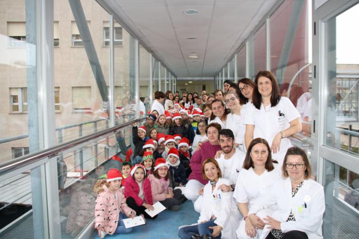 Los niños del Colegio “Fuente del Oro” vuelven por Navidad al “Virgen de la Luz” para felicitar a los profesionales del centro hospitalario