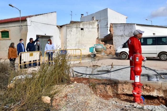 La Diputación ayuda con 10.000 euros al Ayuntamiento de Los Hinojosos para reparar el muro de la iglesia de San Bartolomé