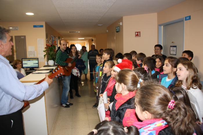Los profesionales del Hospital Virgen de la Luz reciben las felicitaciones navideñas de los niños del Colegio “Fuente del Oro”