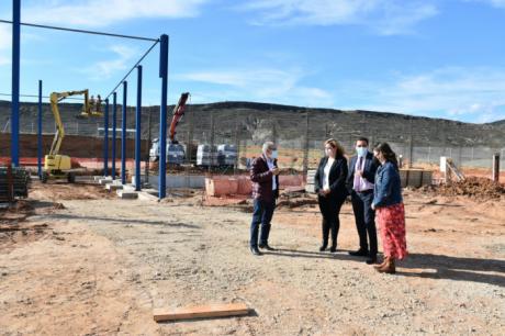 Martínez Chana visita las obras del parque de Cañete y se muestra satisfecho del “estado avanzado que llevan”