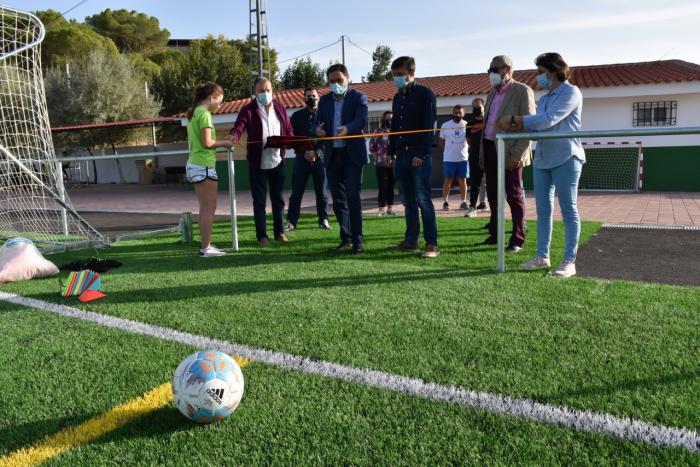 Diputación y Ayuntamiento de Valera de Abajo invierten 200.000 euros en poner el césped artificial en el campo de fútbol